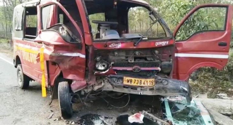 सोना चांदी चाय बागान के पास दो वाहनों के आमने सामने की टक्कर में सात लोग घायल