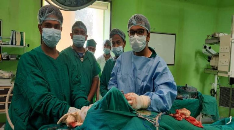 मालदा रेलवे अस्पताल में सफल आर्थोपेडिक सर्जरी। डीआरएम ने की डॉक्टरों की तारीफ