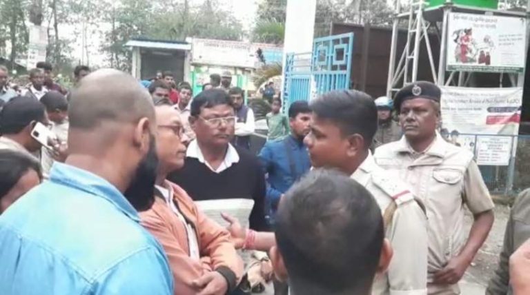 भाजपा ने विरोध जताते हुए खोरीबाड़ी बीडीओ व पंचायत समिति के कार्यालय का किया घेराव