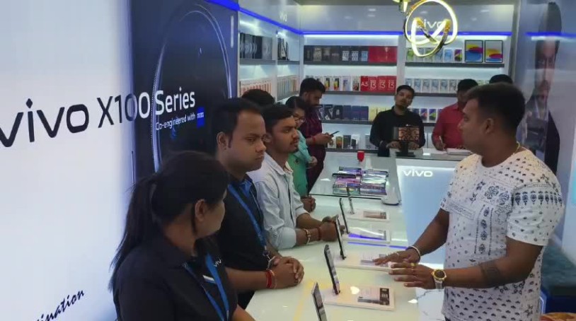 मालदा शहर के 420 चौराहे पर मोबाइल के नये एक्सक्लूसिव शोरूम का उद्घाटन 